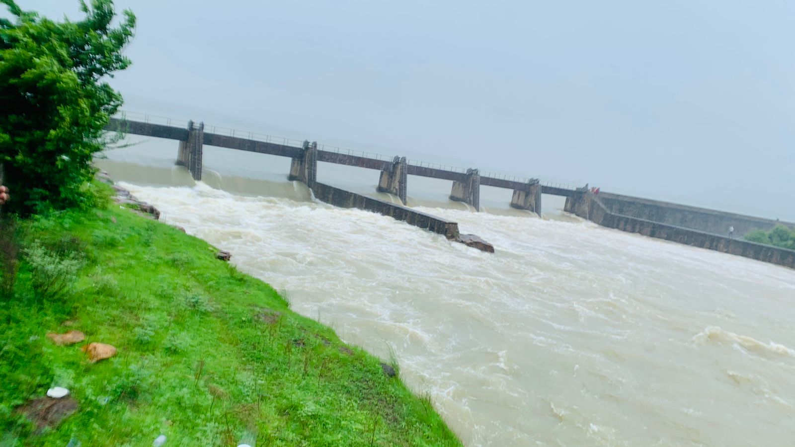 बांध के स्वचालित गेटों से निकलता पानी