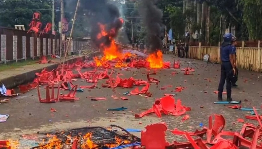 बांग्लादेश के गोपालगंज में बुधवार को जमकर हिंसा हुई। इस हिंसा में चार लोगों की जान चली गई। हालात बिगड़ने पर कर्फ्यू लगाया गया। बांग्लादेश के गोपालगंज में बुधवार को जमकर हिंसा हुई। इस हिंसा में चार लोगों की जान चली गई। हालात बिगड़ने पर कर्फ्यू लगाया गया।