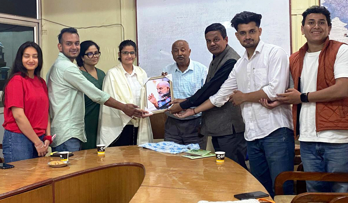 डीएसबी परिसर में तनीषा को सम्मानित करते परिषद कार्यकर्ता। डीएसबी परिसर में तनीषा को सम्मानित करते परिषद कार्यकर्ता।