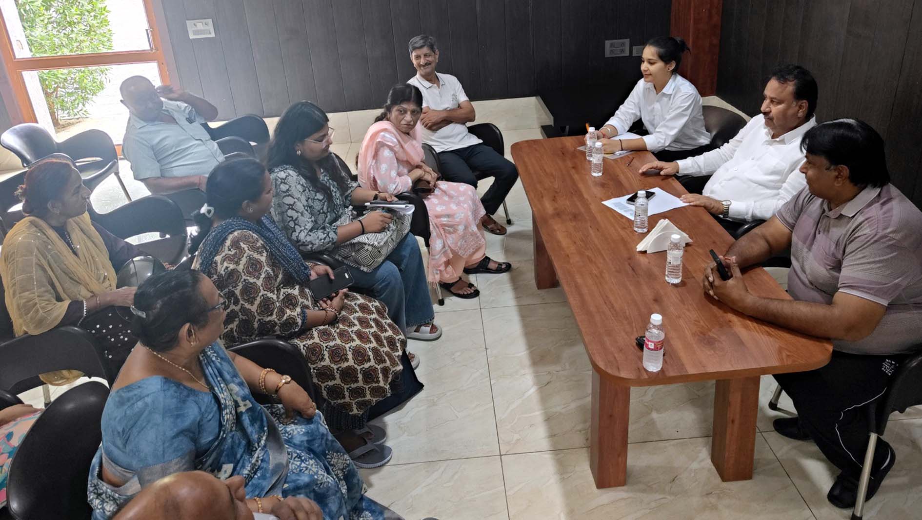अग्रसेन भवन में बुजुर्गों को हवाई टिकटें प्रदान करते ट्रस्ट के प्रधान अंजनी कुमार खारियावाला। अग्रसेन भवन में बुजुर्गों को हवाई टिकटें प्रदान करते ट्रस्ट के प्रधान अंजनी कुमार खारियावाला।