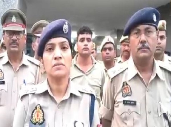 घटना के संबंध में जानकारी देती एसपी आरती सिंह और अन्य पुलिस अफसर घटना के संबंध में जानकारी देती एसपी आरती सिंह और अन्य पुलिस अफसर