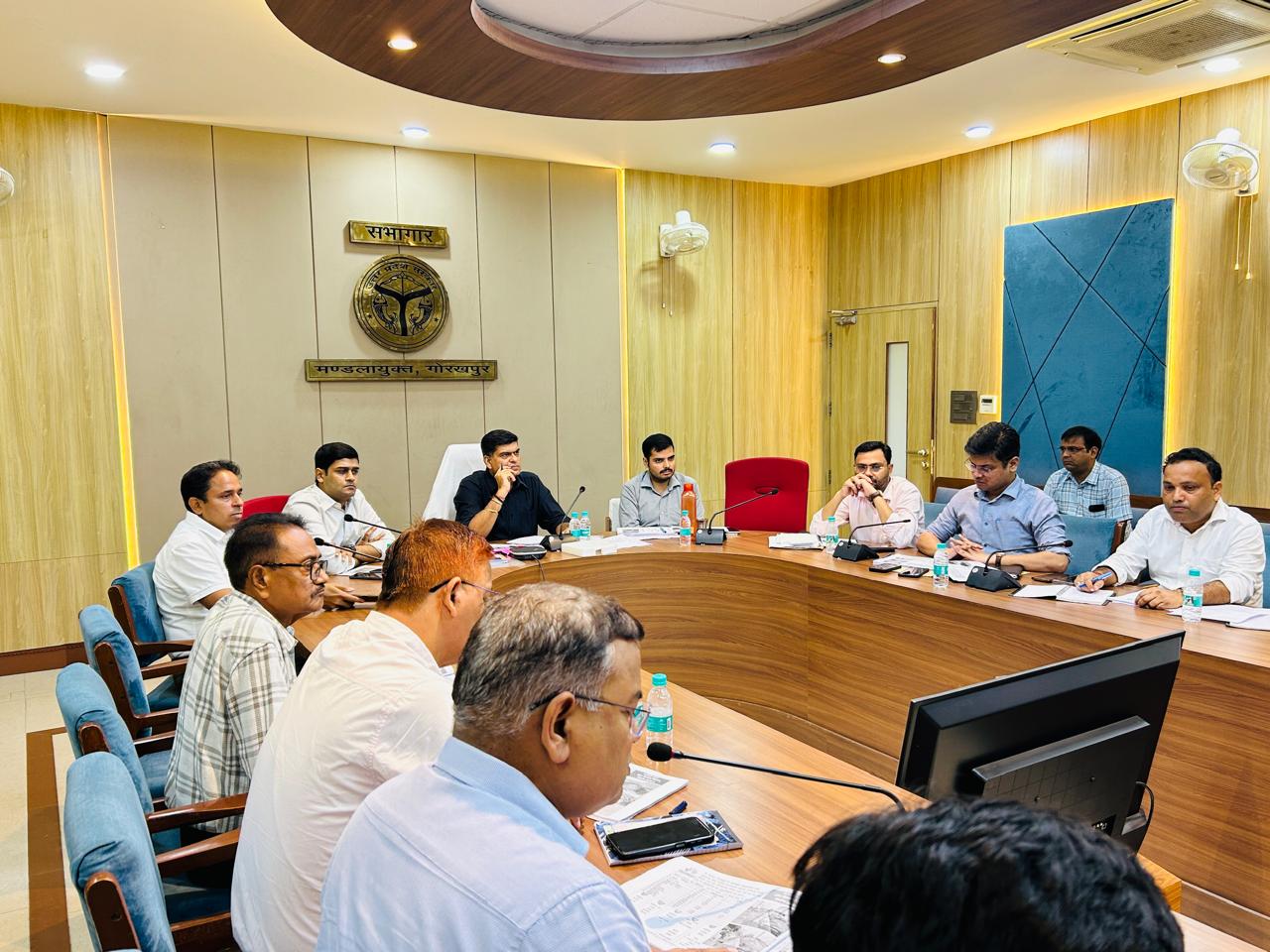 मण्डलायुक्त ने किया 10 करोड़ रूपये से अधिक लागत की निर्माणाधीन व सौंदर्यींकरण परियोजनाओं की समीक्षा*