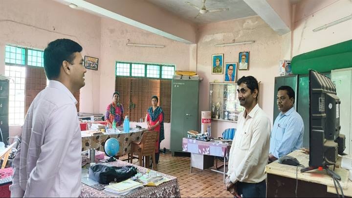 रायसेनः कलेक्टर ने ग्राम वनखेड़ी में शासकीय हाईस्कूल का किया निरीक्षण रायसेनः कलेक्टर ने ग्राम वनखेड़ी में शासकीय हाईस्कूल का किया निरीक्षण