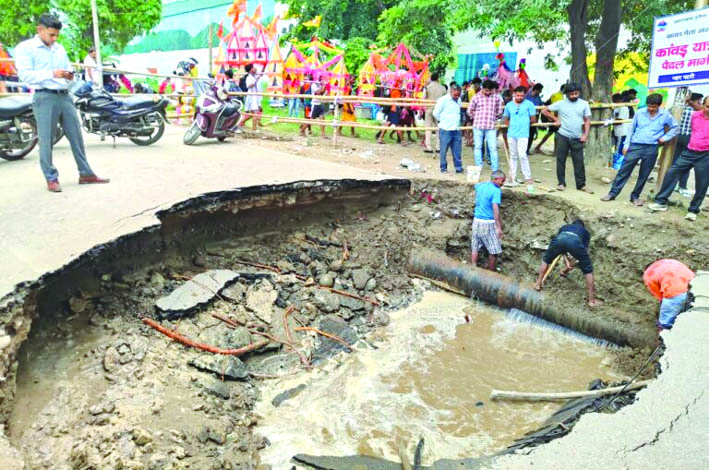 लीकेज की मरम्मत करते हुए