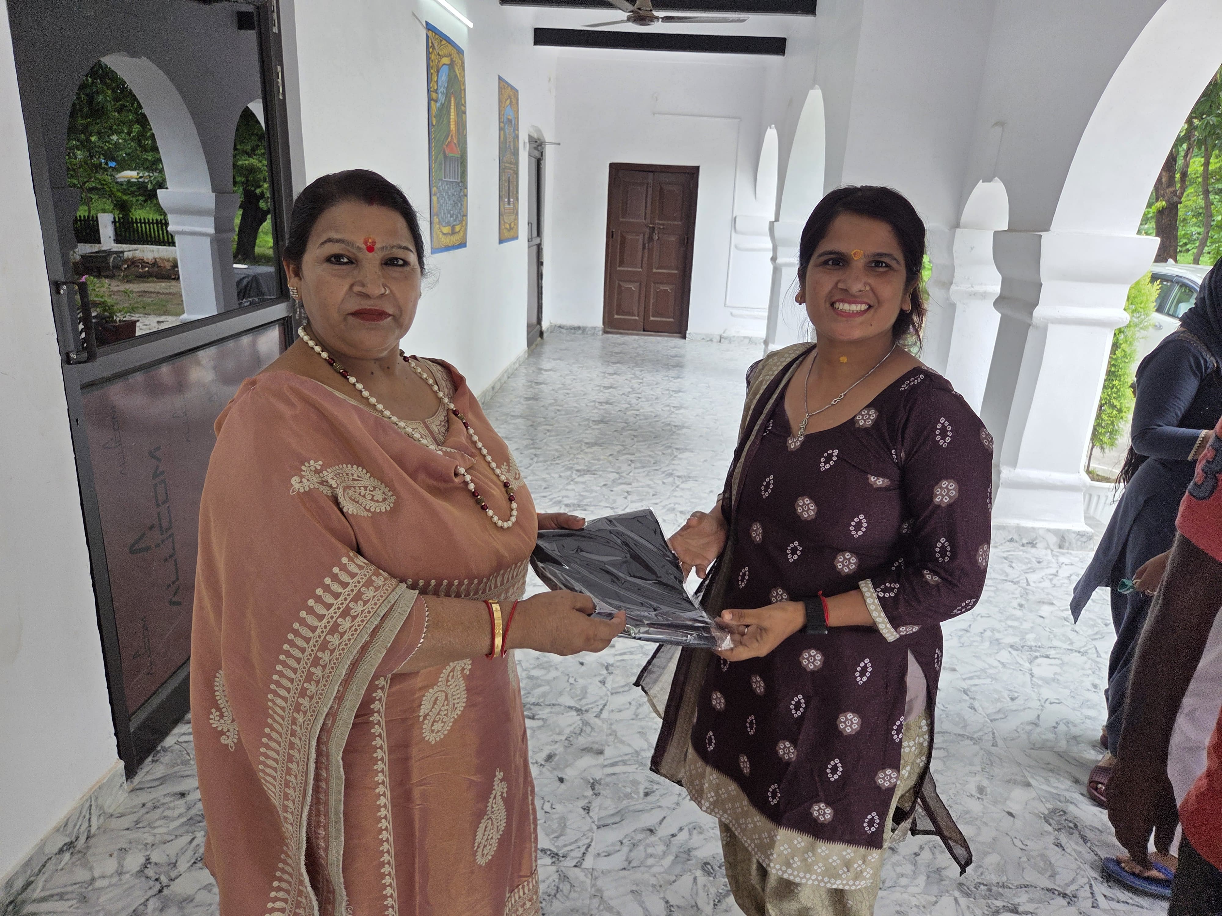 रेनकोट वितरण करती मेयर