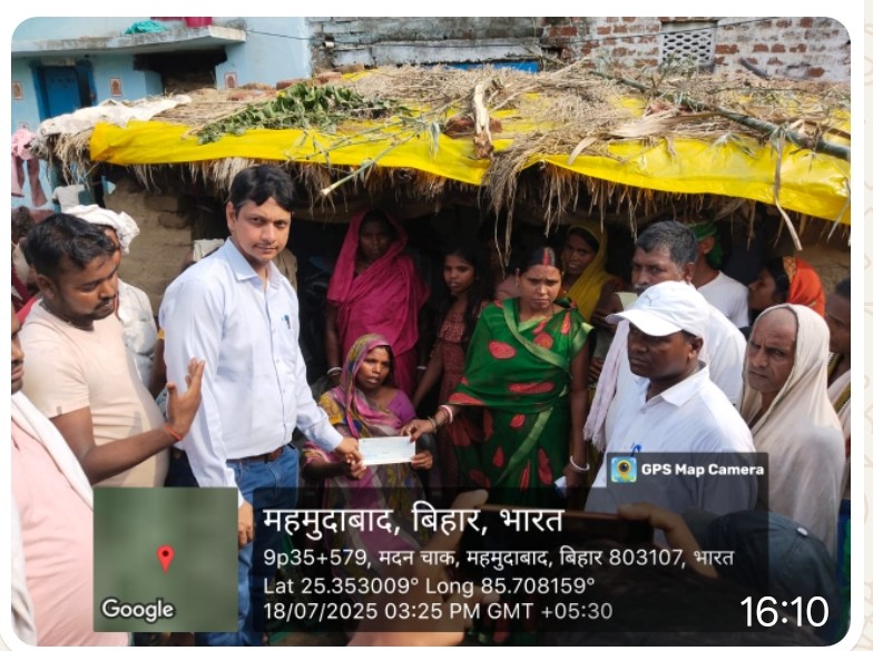 मृतक की आश्रितों को चेक देते सी ओ मृतक की आश्रितों को चेक देते सी ओ