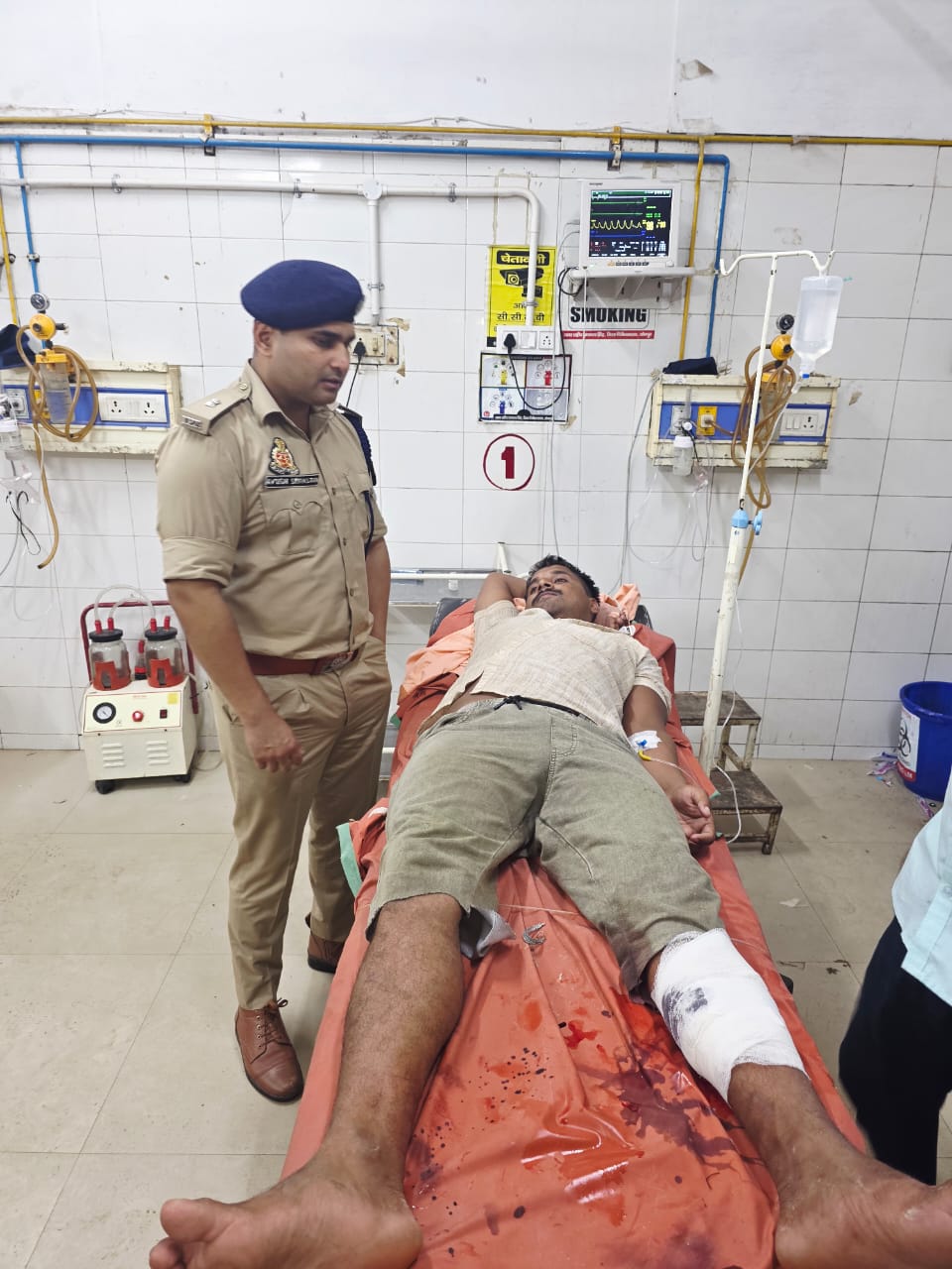 मुठभेड़ में गिरफ्तार 25 हजार का इनामी बदमाश पुलिस अभिरक्षा में इलाज करवाते हुए