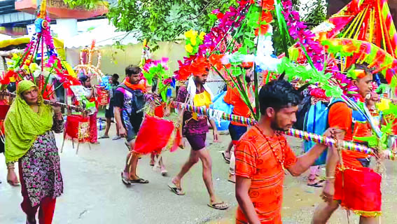कांवड़ ले जाते हुए