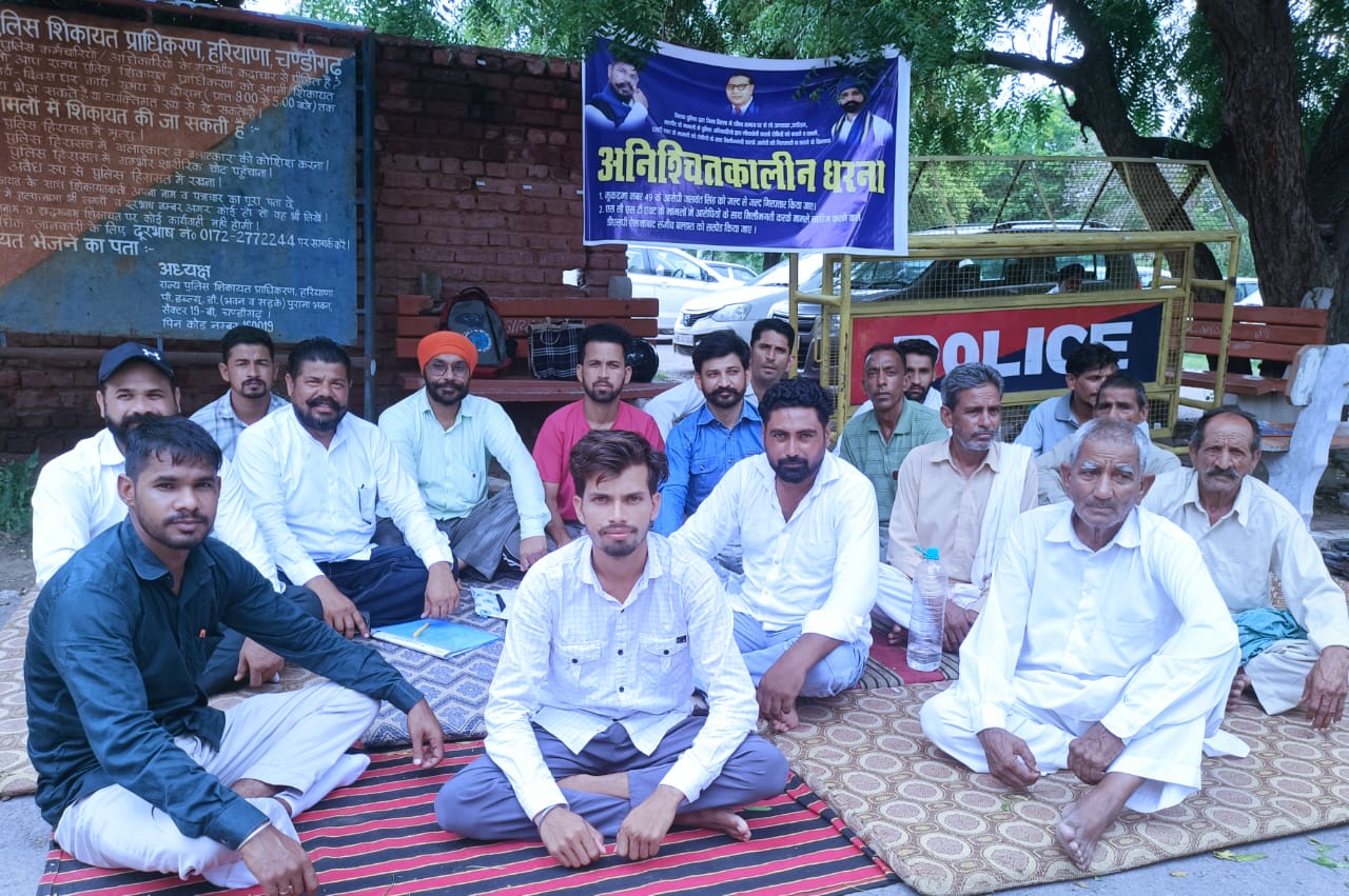 सरपंच के खिलाफ धरना देते भीम आर्मी के सदस्य।