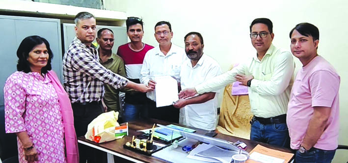 ज्ञापन देते हुए ज्ञापन देते हुए