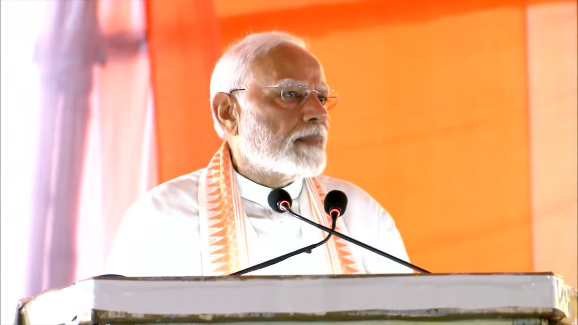 प्रधानमंत्री नरेन्द्र मोदी कार्यक्रम को संबोधित करते प्रधानमंत्री नरेन्द्र मोदी कार्यक्रम को संबोधित करते