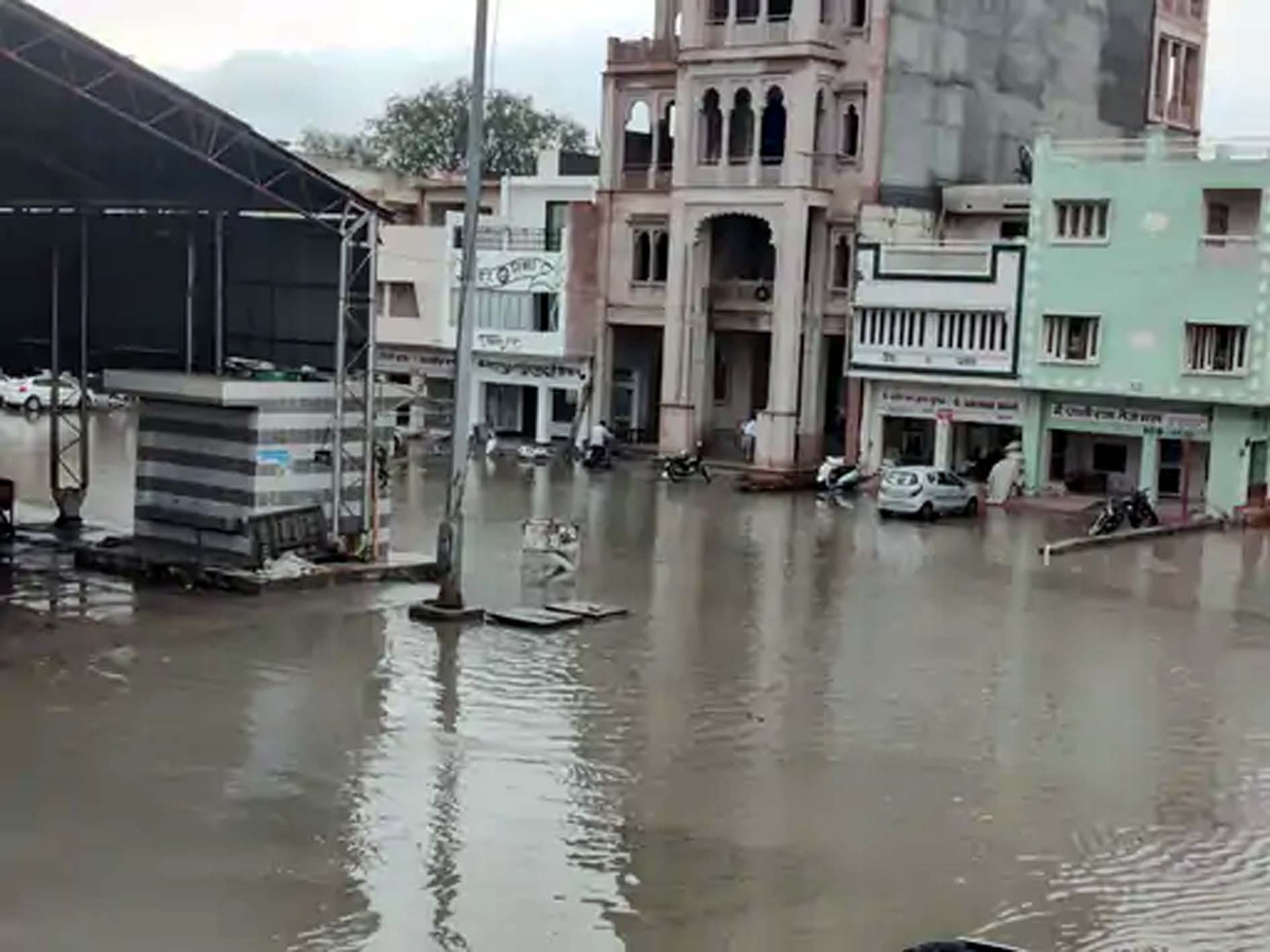 भाजपा नेता कुलदीप बिश्नोई की मंडी स्थित दुकान के बाहर हुआ जलभराव। भाजपा नेता कुलदीप बिश्नोई की मंडी स्थित दुकान के बाहर हुआ जलभराव।