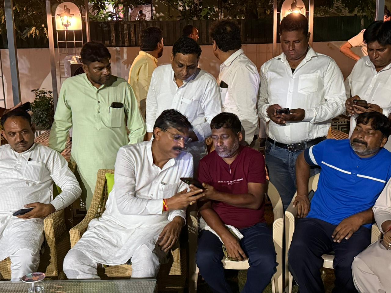 मंत्री कृष्ण बेदी से मुलाकात करते मृतक के पिता विक्रम व अन्य कमेटी सदस्य। मंत्री कृष्ण बेदी से मुलाकात करते मृतक के पिता विक्रम व अन्य कमेटी सदस्य।