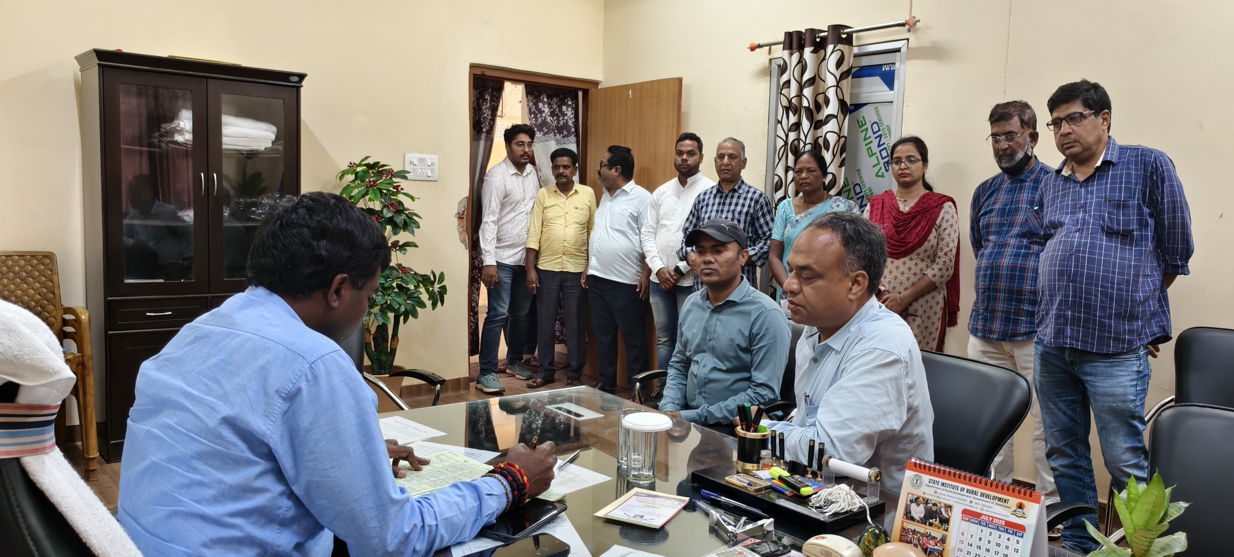 औचक निरीक्षण के दौरान कागजात देखते उपायुक्त औचक निरीक्षण के दौरान कागजात देखते उपायुक्त