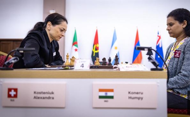 भारत की कोनेरू हम्पी (दाएं) और स्विट्जरलैंड की एलेक्जेंड्रा कोस्टेनियुक (बाएं) भारत की कोनेरू हम्पी (दाएं) और स्विट्जरलैंड की एलेक्जेंड्रा कोस्टेनियुक (बाएं)