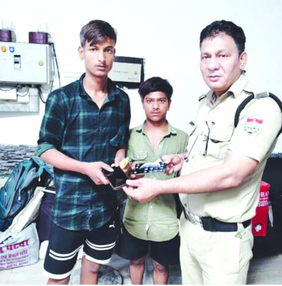 कांवडि़ए को फोन लौटाते हुए कांवडि़ए को फोन लौटाते हुए