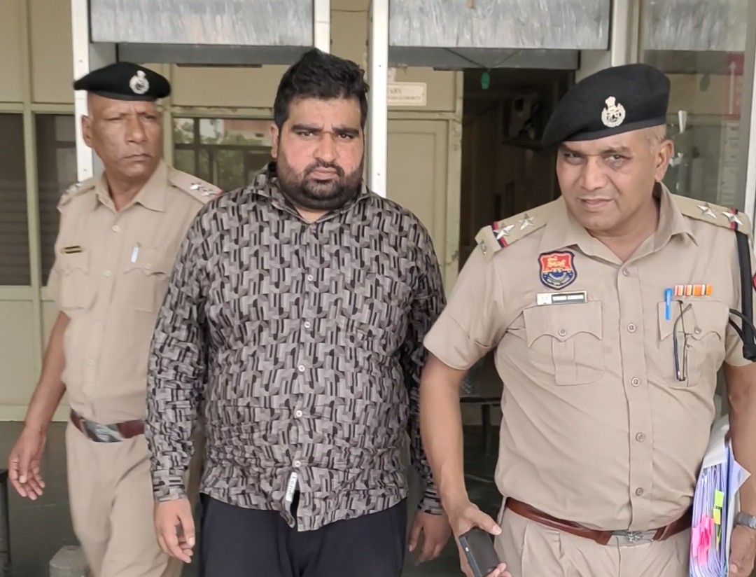 लोगों से नौकरी लगवाने के नाम पर करोड़ों रुपए की ठगी करने वाले जसबीर को गिरफ्तार कर न्यायालय में ले जाती पुलिस। लोगों से नौकरी लगवाने के नाम पर करोड़ों रुपए की ठगी करने वाले जसबीर को गिरफ्तार कर न्यायालय में ले जाती पुलिस।
