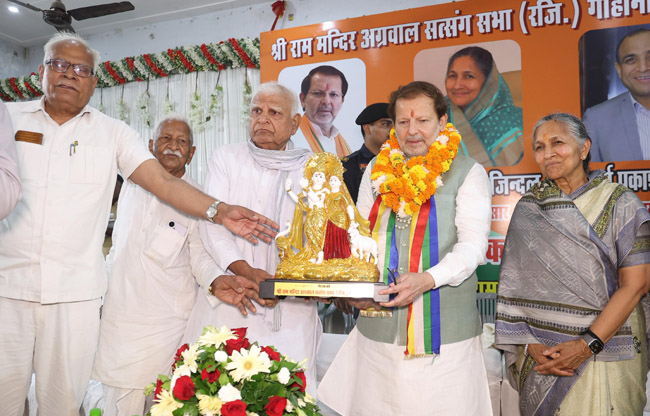 सोनीपत: श्रीराम मंदिर अग्रवाल सत्संग सभा के समारोह में डॉ अरविंद शर्मा को सम्मानित करते सोनीपत: श्रीराम मंदिर अग्रवाल सत्संग सभा के समारोह में डॉ अरविंद शर्मा को सम्मानित करते