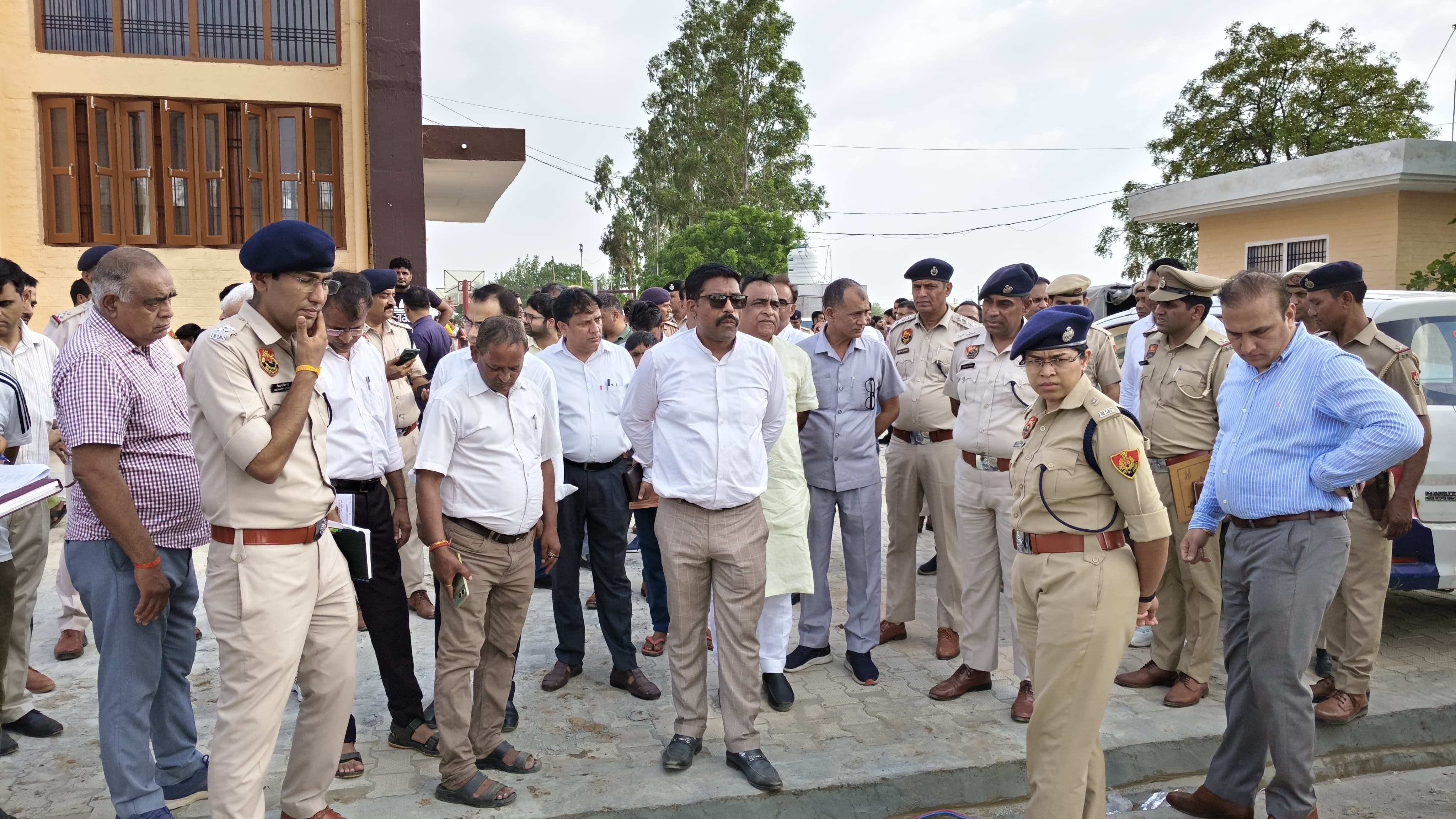 कार्यक्रम की तैयारियों का जायजा लेते हुए डीसी व एसपी।