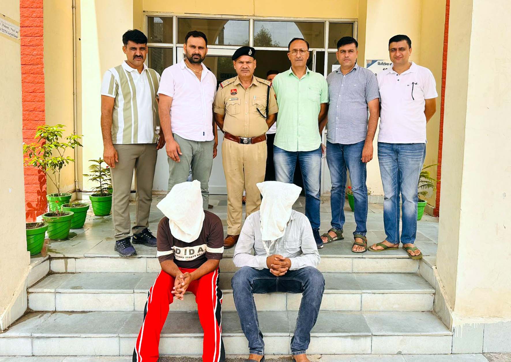 पकड़े गए दोनों आरोपी पुलिस टीम के साथ। पकड़े गए दोनों आरोपी पुलिस टीम के साथ।