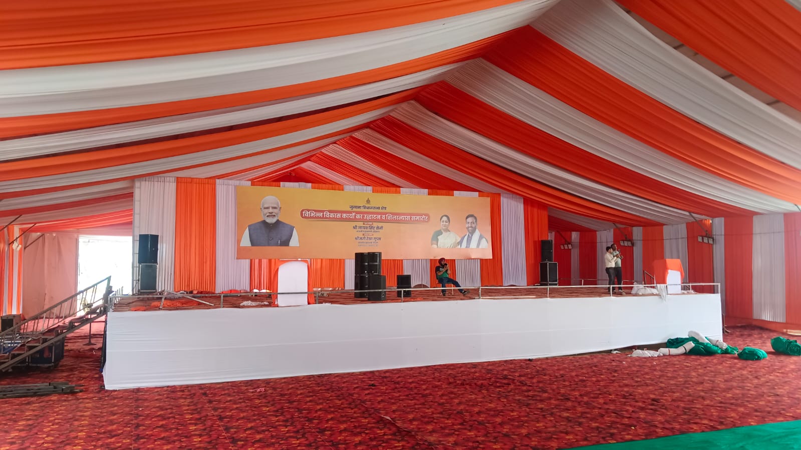 नंदगढ़ गांव में बनाया गया मंच। नंदगढ़ गांव में बनाया गया मंच।