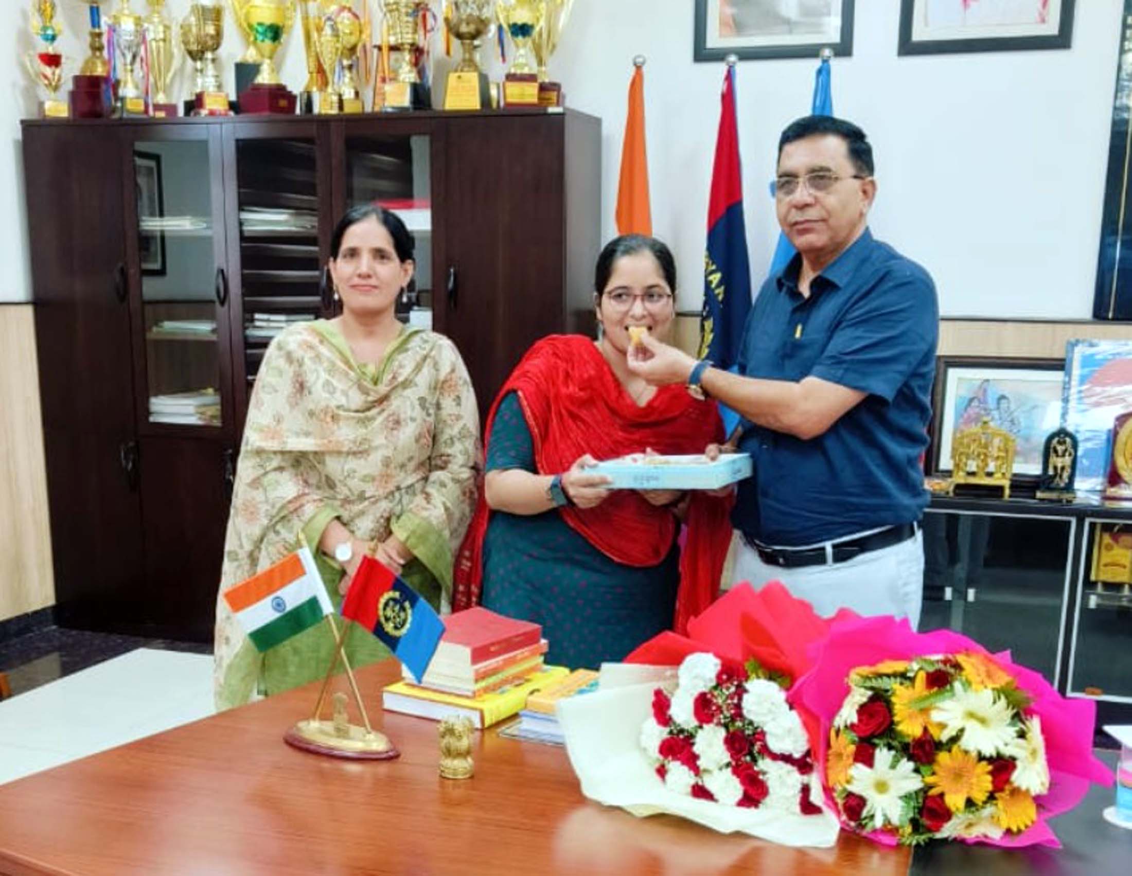 दाखिला होने पर पूजा को मिठाई खिलाते हुए वीसी। दाखिला होने पर पूजा को मिठाई खिलाते हुए वीसी।