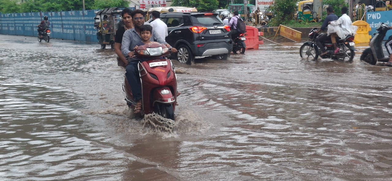 बारिश का छायाचित्र। बारिश का छायाचित्र।