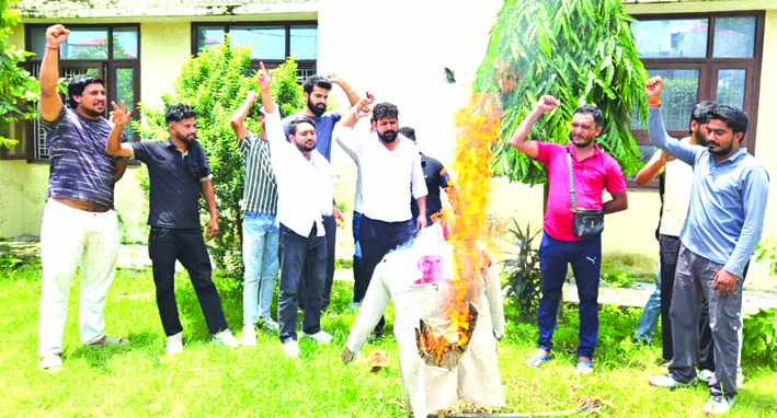 पुतला दहन करते हुए पुतला दहन करते हुए