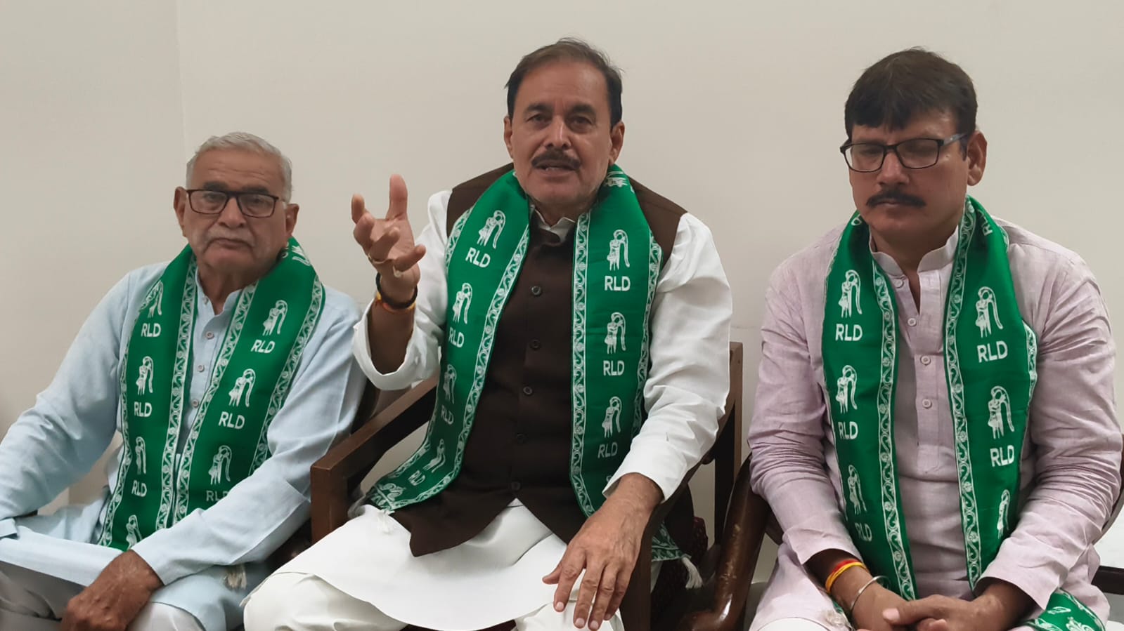 पत्रकार वार्ता को संबोधित करते राष्ट्रीय लोकदल उत्तर प्रदेश के प्रदेश अध्यक्ष डॉ रामाशीष राय