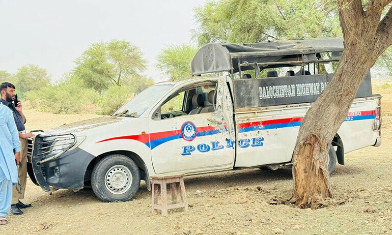 यह फोटो सात जुलाई का है। अज्ञात बंदूकधारियों ने बलूचिस्तान के नसीराबाद जिले में हाइवे पुलिस के वाहन को निशाना बनाया था। इस हमें तीन पुलिसकर्मी घायल हो गए थे। फोटो-डॉन न्यूज टीवी यह फोटो सात जुलाई का है। अज्ञात बंदूकधारियों ने बलूचिस्तान के नसीराबाद जिले में हाइवे पुलिस के वाहन को निशाना बनाया था। इस हमें तीन पुलिसकर्मी घायल हो गए थे। फोटो-डॉन न्यूज टीवी