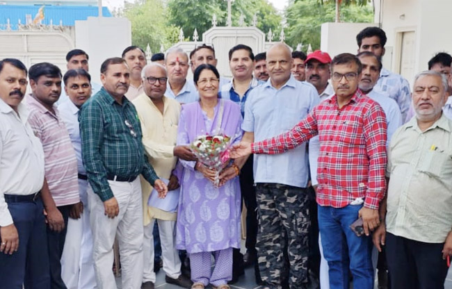 सोनीपत: विधायक कृष्णा गहलावत से मुलाकात करते हुए ग्रामीण सोनीपत: विधायक कृष्णा गहलावत से मुलाकात करते हुए ग्रामीण