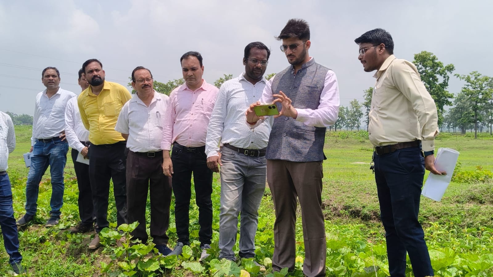 कलेक्टर दीपक सोनी डिजिटल क्रॉप सर्वे प्रशिक्षण का जायजा लेने परसाभदेर पहुंचे कलेक्टर दीपक सोनी डिजिटल क्रॉप सर्वे प्रशिक्षण का जायजा लेने परसाभदेर पहुंचे