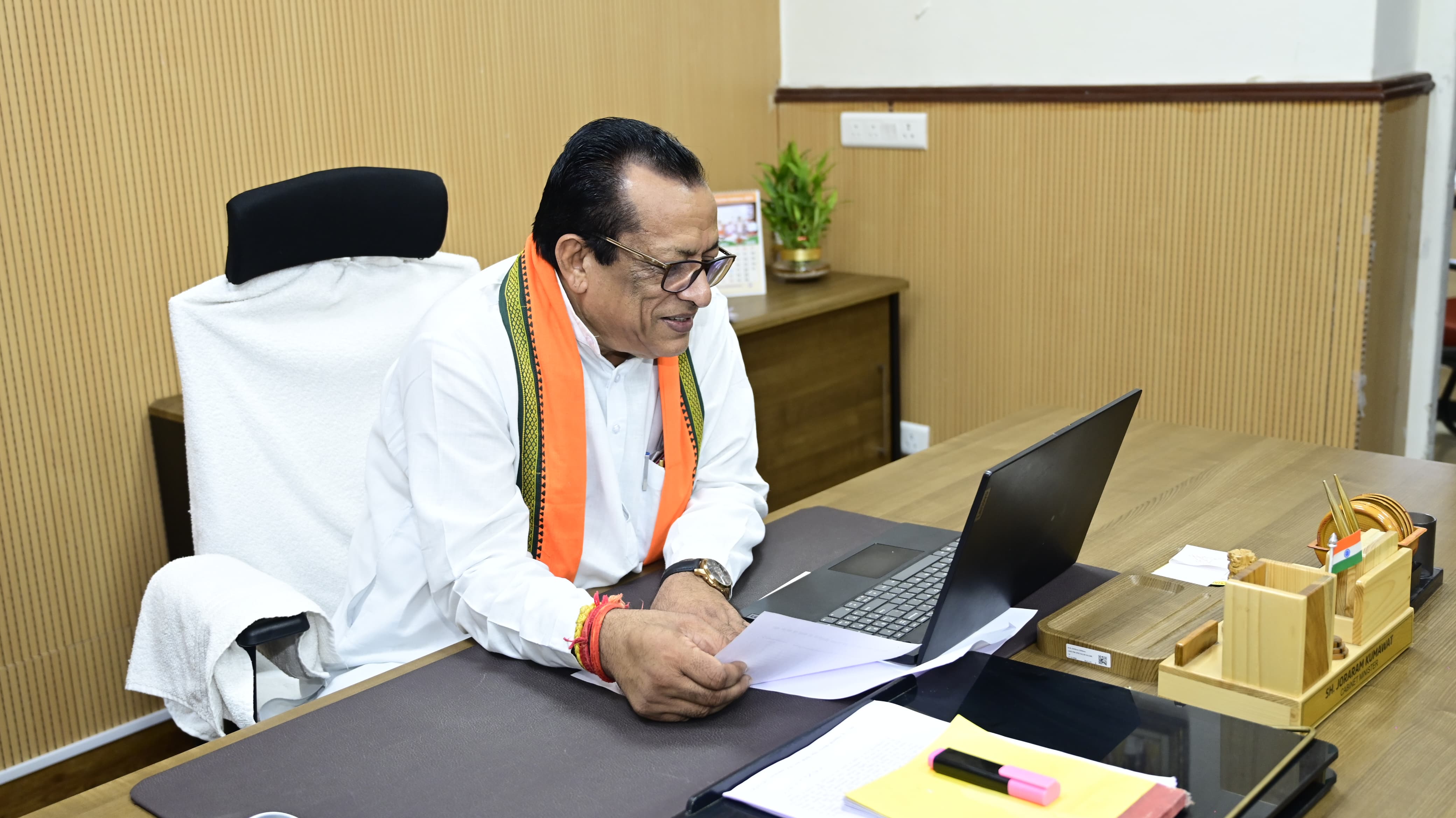 कैबिनेट मंत्री जोगाराम कुमावत बैठक लेते हुए।