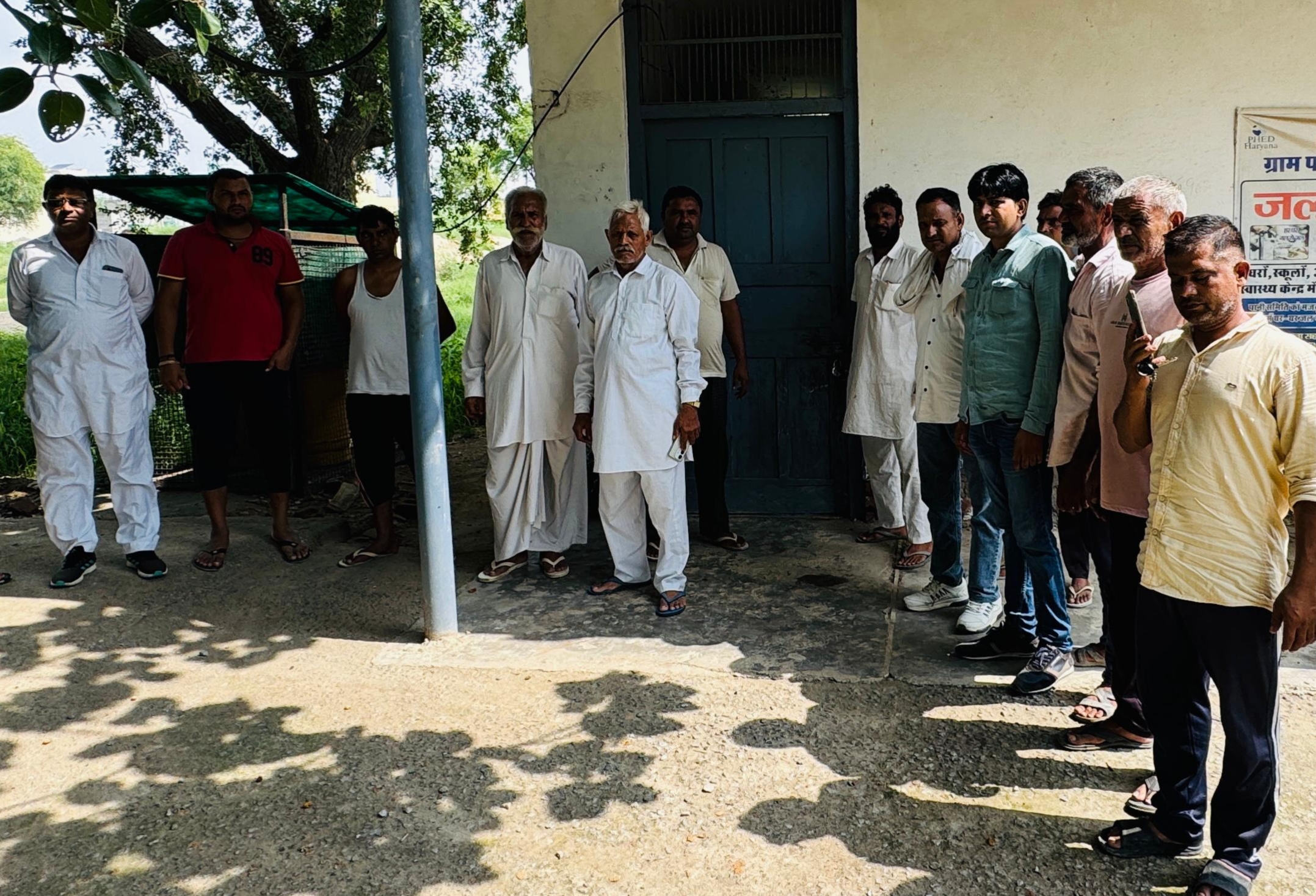 ढाणी कुतुबपुर में जलघर पर ताला जड कर प्रदर्शन करते ग्रामीण।