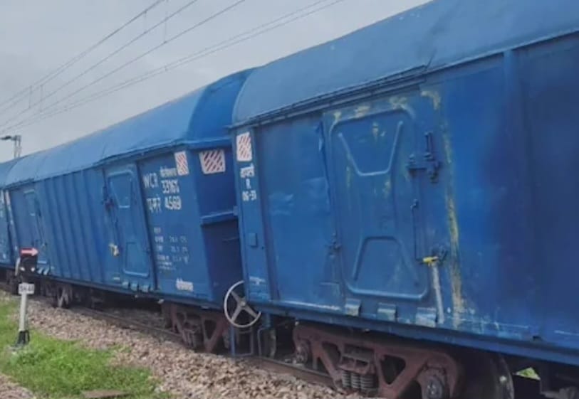 मालगाडी के सात डिब्बे पटरी से उतरे मालगाडी के सात डिब्बे पटरी से उतरे