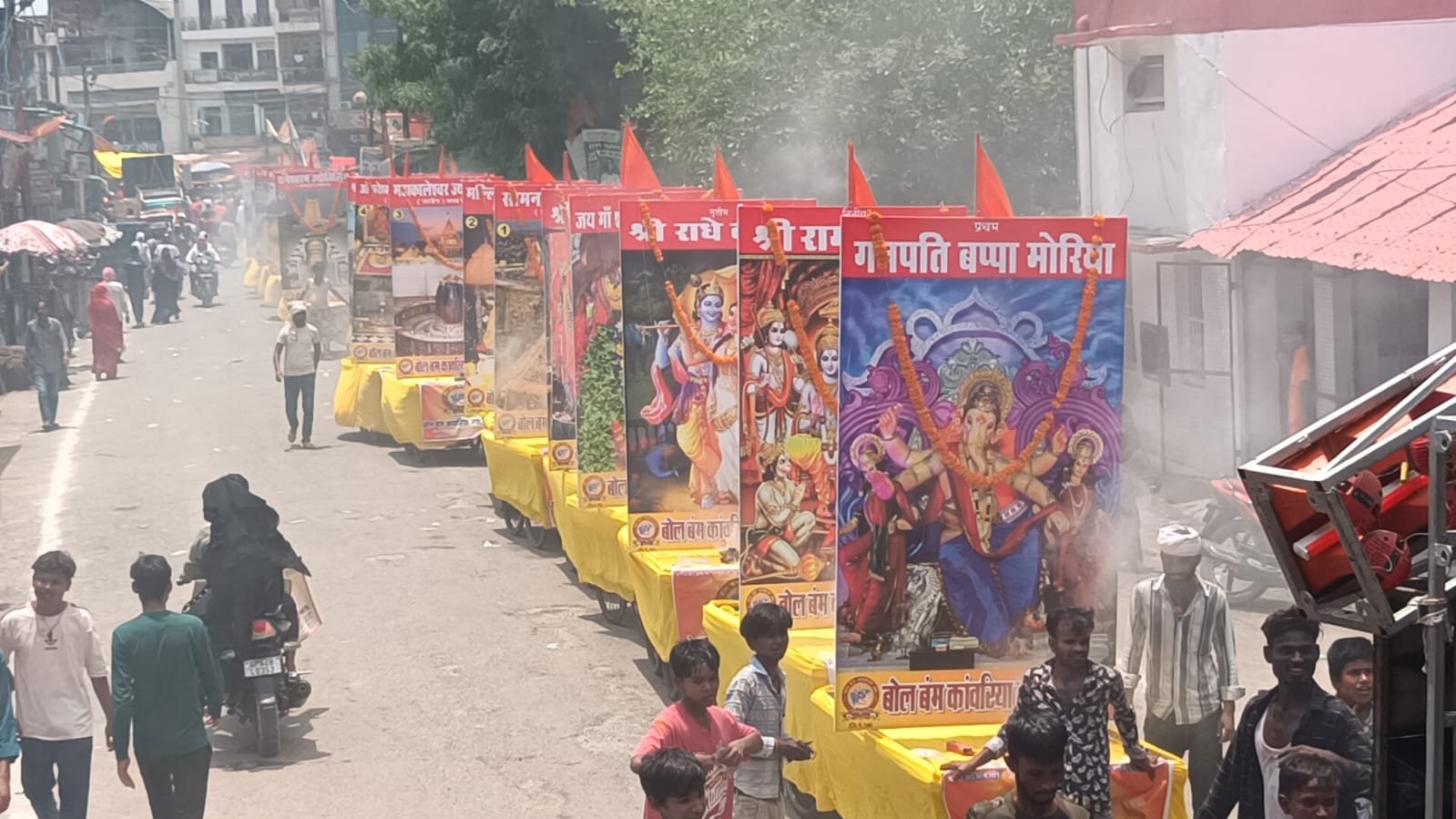 तो शोभायात्रा में शामिल भगवान भोलेनाथ की झांकी तो शोभायात्रा में शामिल भगवान भोलेनाथ की झांकी