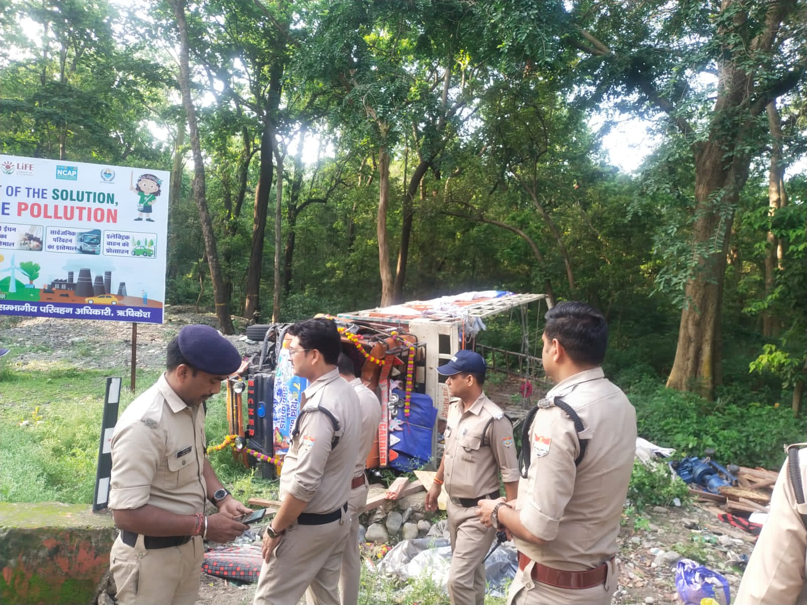 कावड़ यात्रियों का पलटा ट्रक को पुलिस रेस्क्यू करती।