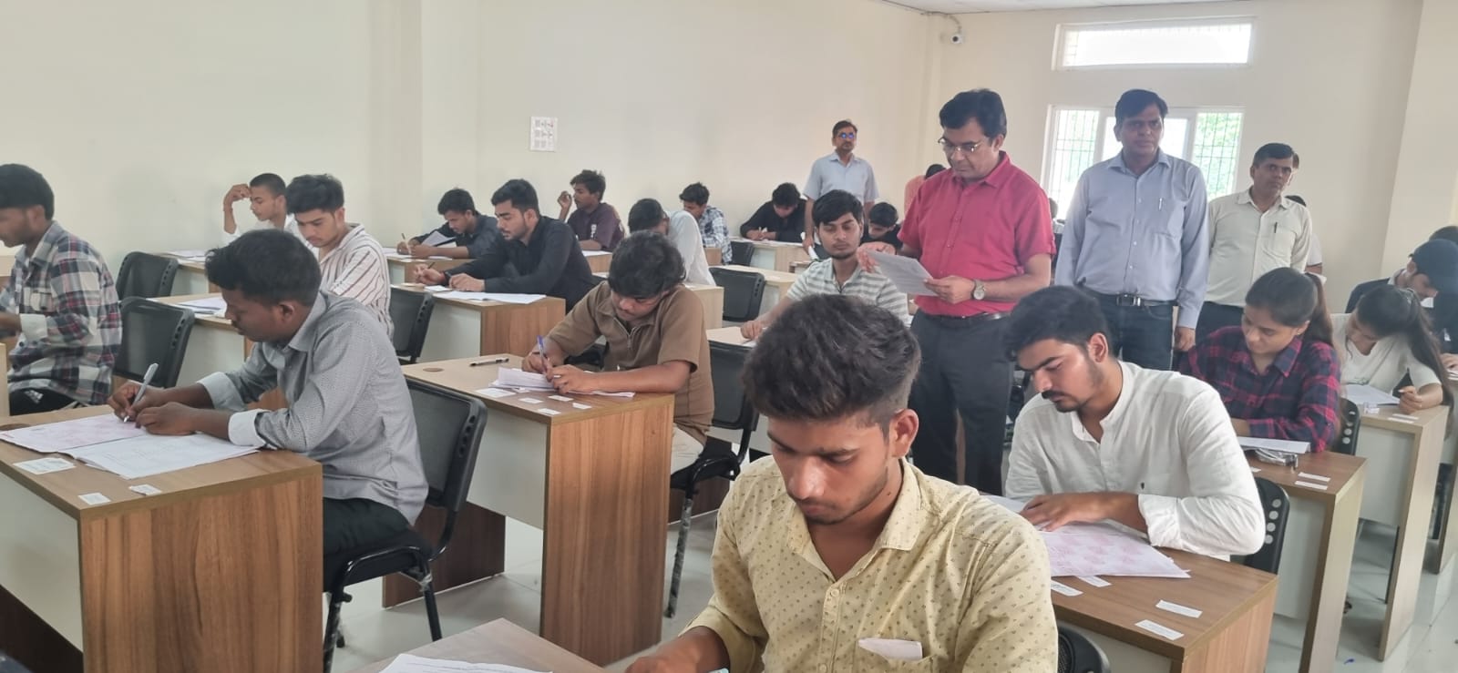 परिक्षा के दौरान निगरानी करते हुए शिक्षक परिक्षा के दौरान निगरानी करते हुए शिक्षक