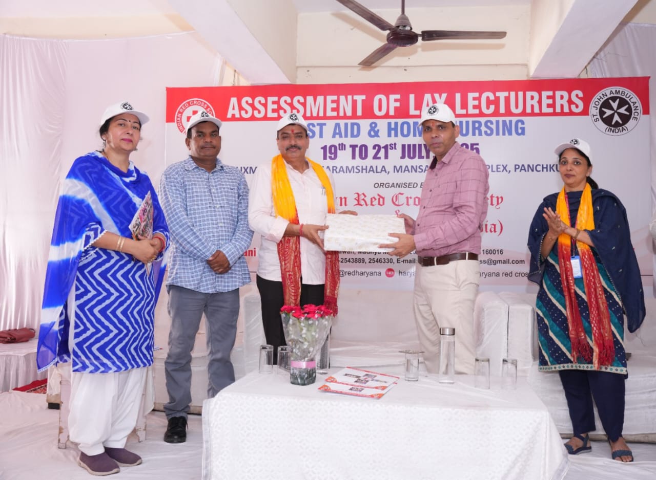कार्यक्रम में उपस्थित अनिल जोशी एवं अन्य। कार्यक्रम में उपस्थित अनिल जोशी एवं अन्य।