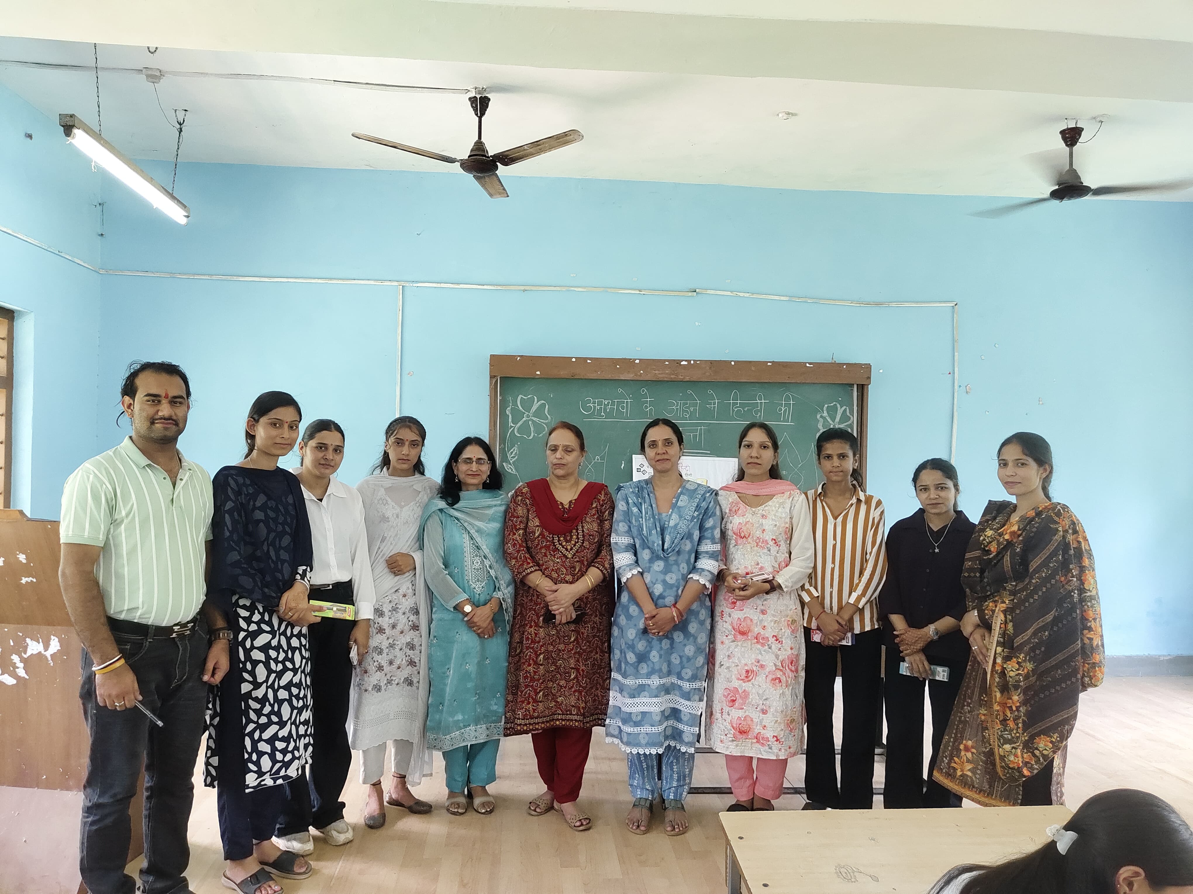 संगोष्ठी में शामिल वक्ता प्राध्यापकों के साथ। संगोष्ठी में शामिल वक्ता प्राध्यापकों के साथ।