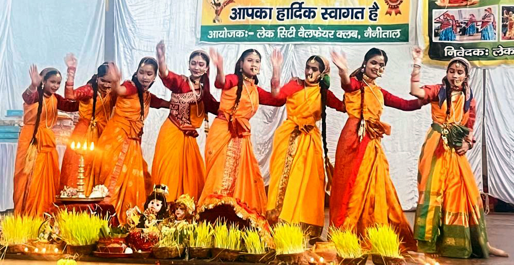 हरेला महोत्सव में सांस्कृतिक कार्यक्रम प्रस्तुत करती बालिकाएं।