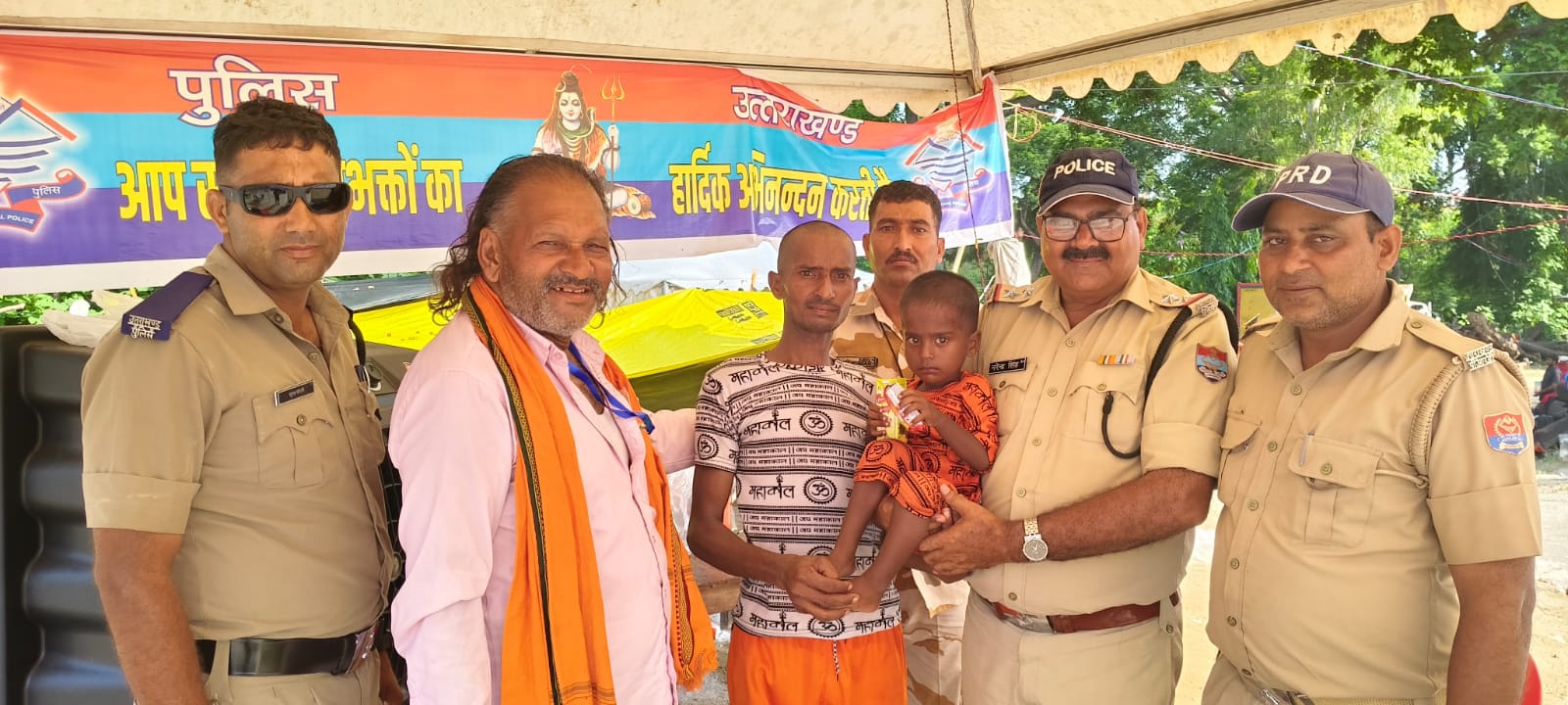 खोए हुए बच्चे परिजनों को सौंपते हुए