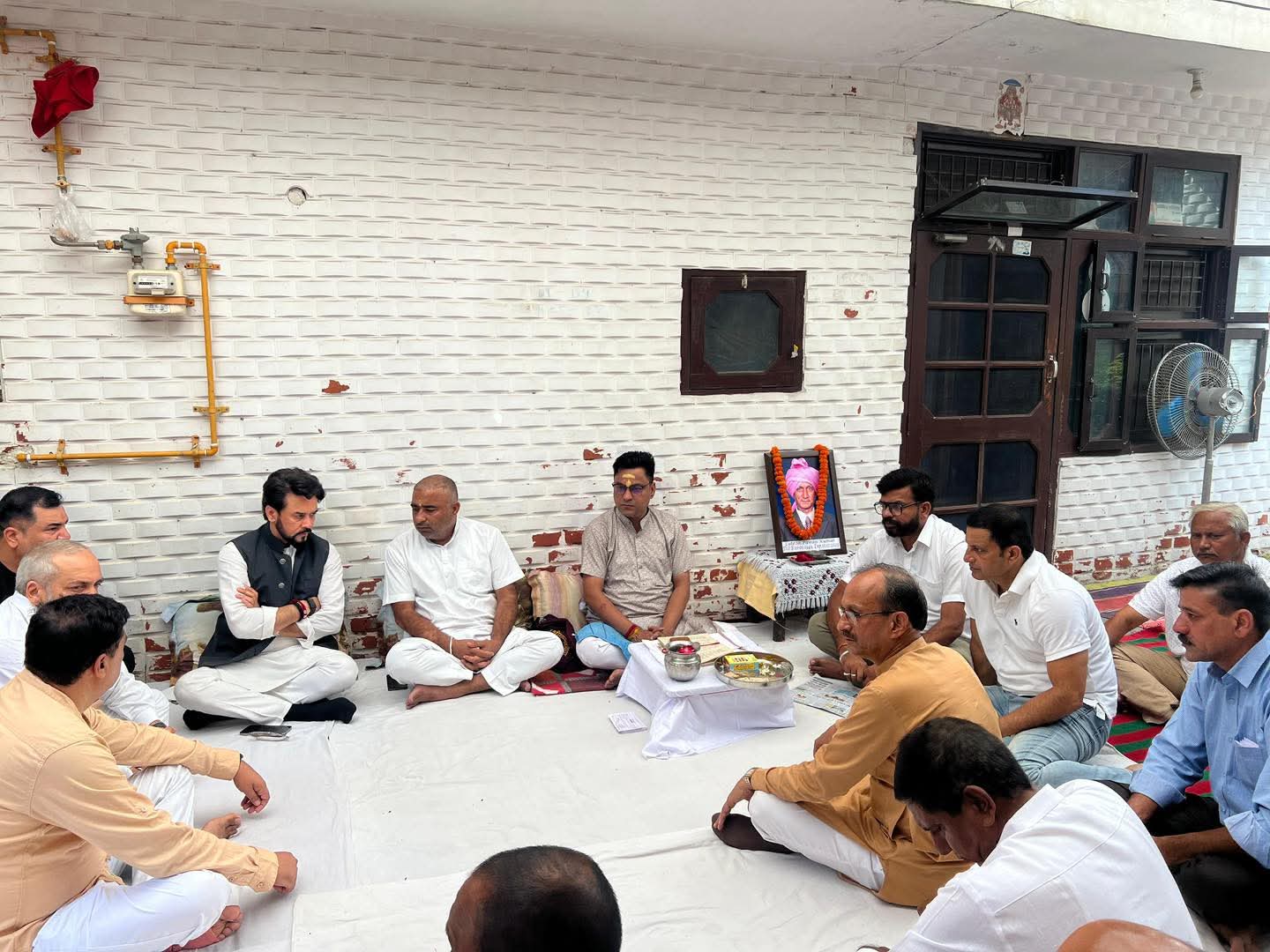शोक व्यक्त करने हुए।