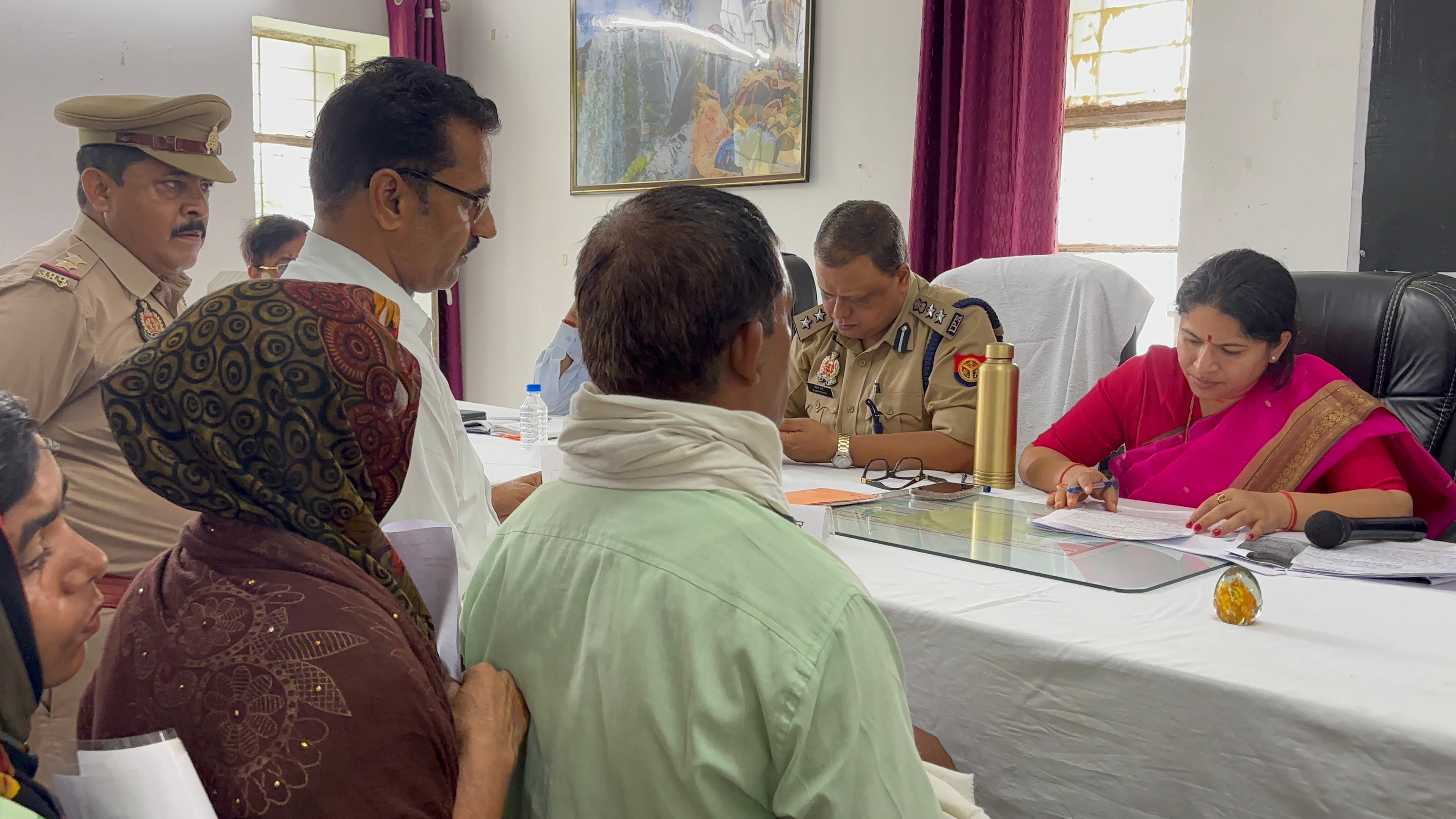 तहसील मड़िहान में समस्या सुनती जिलाधिकारी प्रियंका निरंजन, वरिष्ठ पुलिस अधीक्षक सोमेन बर्मा तहसील मड़िहान में समस्या सुनती जिलाधिकारी प्रियंका निरंजन, वरिष्ठ पुलिस अधीक्षक सोमेन बर्मा