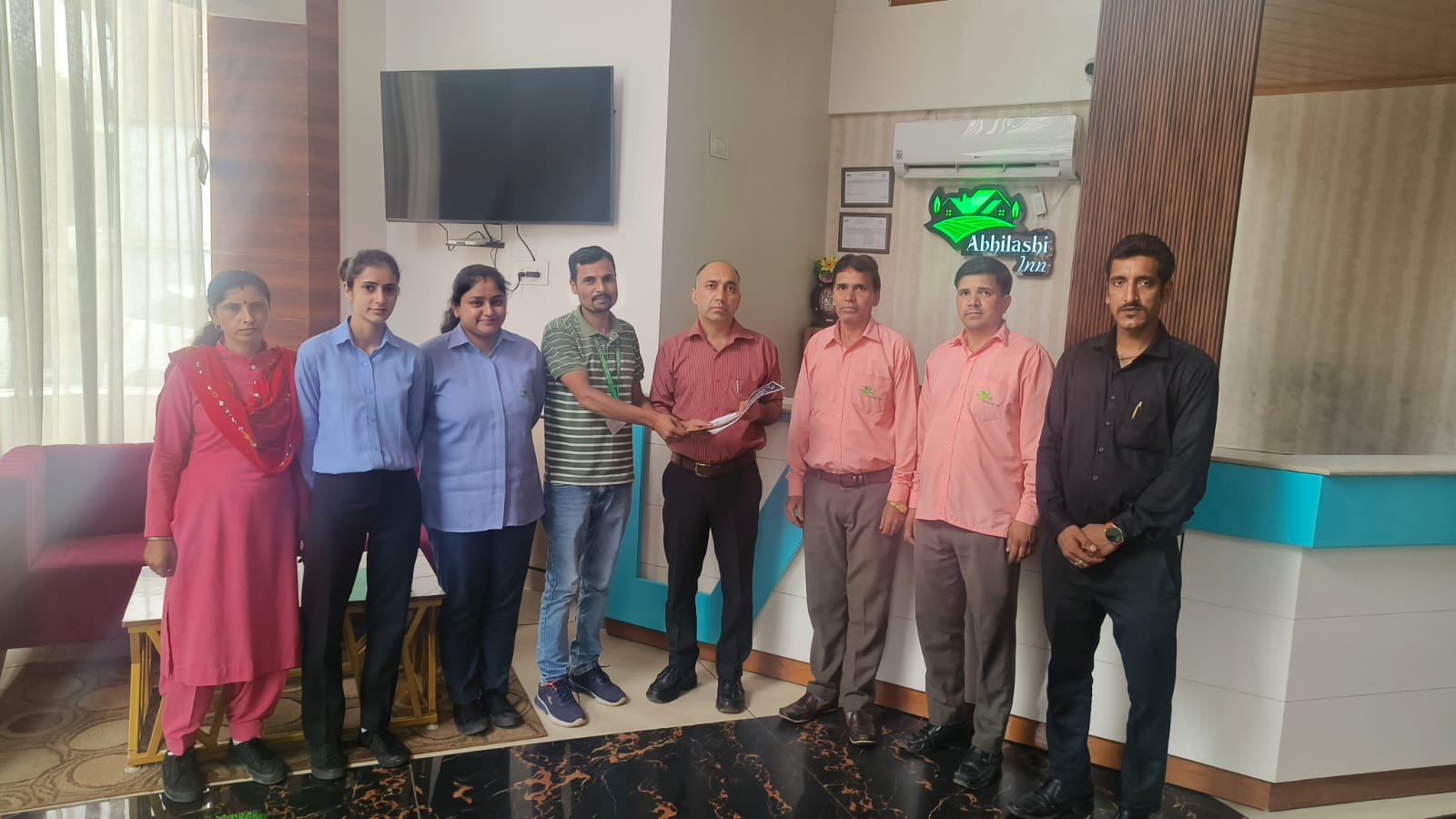 हिंदू रक्षा मंच आपदा राहत समिति के सदस्य सेवा कार्य में संलग्न। हिंदू रक्षा मंच आपदा राहत समिति के सदस्य सेवा कार्य में संलग्न।