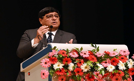 ग्राफिक एरा डीम्ड यूनिवर्सिटी के सिल्वर जुबली कन्वेंशन सेंटर में आयोजित समारोह को संबोधित करते जस्टिस धूलिया। ग्राफिक एरा डीम्ड यूनिवर्सिटी के सिल्वर जुबली कन्वेंशन सेंटर में आयोजित समारोह को संबोधित करते जस्टिस धूलिया।