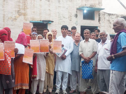 सोनीपत: गढ़ी बाला के बीपीएल ग्रामीण प्रदर्शन करते हुए सोनीपत: गढ़ी बाला के बीपीएल ग्रामीण प्रदर्शन करते हुए