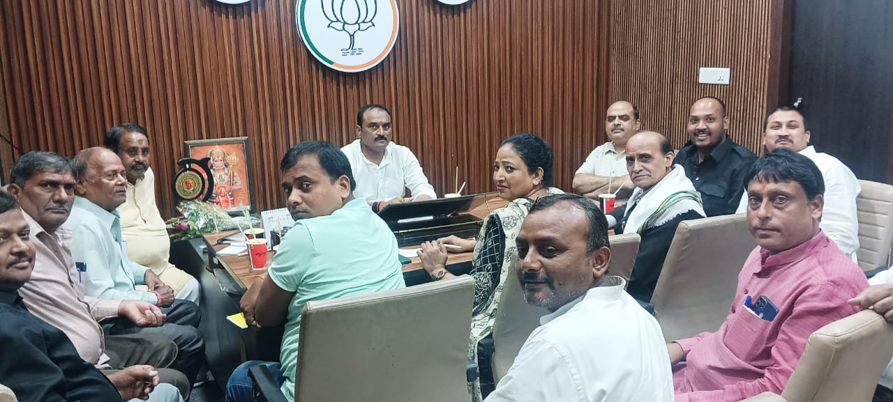 भाजपा के महानगर कार्यालय में पदाधिकारियों के साथ बैठक करते हुए महानगर अध्यक्ष संजय गुप्ता का छाया चित्र भाजपा के महानगर कार्यालय में पदाधिकारियों के साथ बैठक करते हुए महानगर अध्यक्ष संजय गुप्ता का छाया चित्र