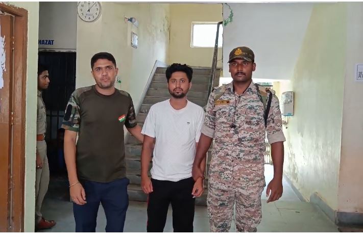 गिरफ्तार बांग्लादेशी युवक को ले जाती पुलिस गिरफ्तार बांग्लादेशी युवक को ले जाती पुलिस