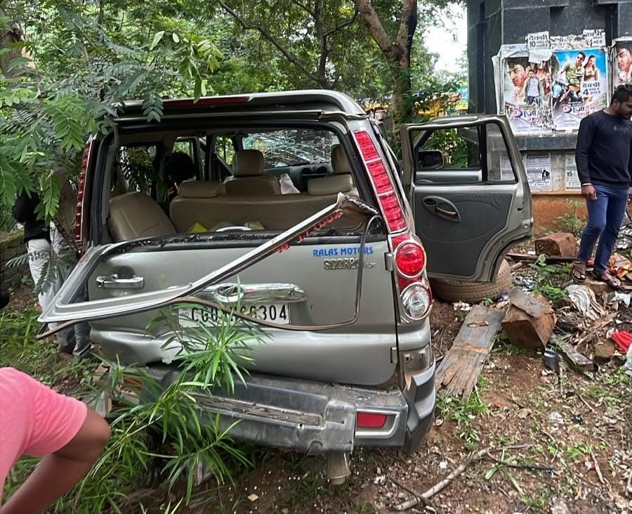 गंगरेल मोड़ के पास पलटने के बाद क्षतिग्रस्त स्कार्पियो वाहन। गंगरेल मोड़ के पास पलटने के बाद क्षतिग्रस्त स्कार्पियो वाहन।